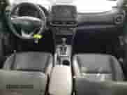 2019 Hyundai Kona Limited с VIN KM8K3CA53KU268382, выставлен на аукционе Copart как лот 42912803 с пробегом 33 275 миль миль и . История ставок и продаж доступна на DreamBid. Изображение 8.