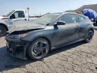 2020 Hyundai Veloster Turbo с VIN KMHTH6AB4LU031690, выставлен на аукционе Copart как лот 65057115 с пробегом 46 044 миль миль и Списание • Salvage title. История ставок и продаж доступна на DreamBid. Изображение 1.