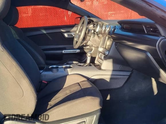 ✅ 2022 Ford Mustang GT Premium • VIN: 1FA6P8CF5N5144311 • Lot: 92337455. Wystawiony na Copart z przebiegiem 36 448 mil. Bezpłatny archiwum sprzedaży aukcyjnych z USA i szczegółowy raport historii pojazdu na DreamBid. Zdjęcie 5.