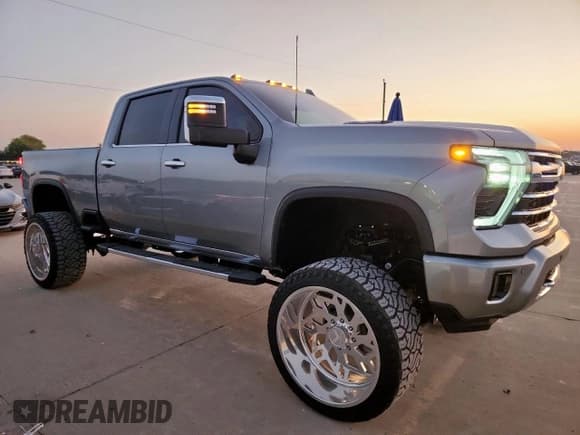 ✅ 2024 Chevrolet Silverado 2500HD LTZ • VIN: 2GC4YPEY0R1173987 • Lot: 86664225. Wystawiony na Copart z przebiegiem 14 504 mil. Bezpłatny archiwum sprzedaży aukcyjnych z USA i szczegółowy raport historii pojazdu na DreamBid. Zdjęcie 4.