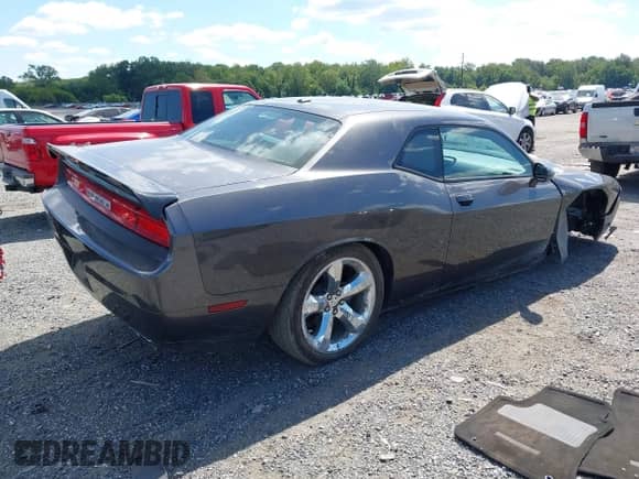 2014 Dodge Challenger SXT z VIN 2C3CDYAG3EH143382, wystawiony jako IAAI lot #43081160 z przebiegiem 35 011 mil mil oraz . Historia ofert i sprzedaży dostępna na DreamBid. Obrazek 4.