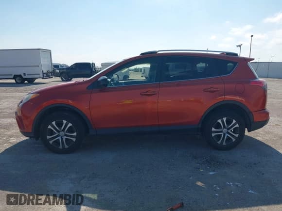 ✅ 2016 Toyota RAV4 LE • VIN: JTMZFREVXGJ081107 • Lot: 43556352. Wystawiony na IAAI z przebiegiem 212 080 mil. Bezpłatny archiwum sprzedaży aukcyjnych z USA i szczegółowy raport historii pojazdu na DreamBid. Zdjęcie 14.