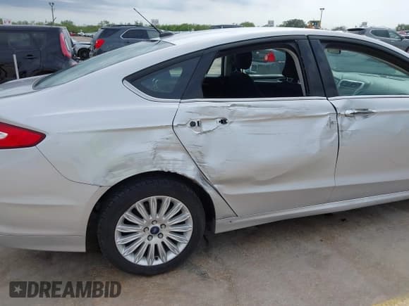 ✅ 2016 Ford Fusion SE Hybrid • VIN: 3FA6P0LU8GR387319 • Lot: 42474609. Listed on IAAI with 122,726 mi. Free auction sales archive from the USA and detailed vehicle history report at DreamBid. Image 18.