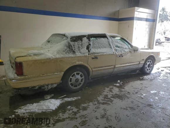 ✅ 1997 Lincoln Town Car Executive • VIN: 1LNLM81W1VY601022 • Lot: 82704885. Listed on Copart with 110,776 mi. Free auction sales archive from the USA and detailed vehicle history report at DreamBid. Image 3.