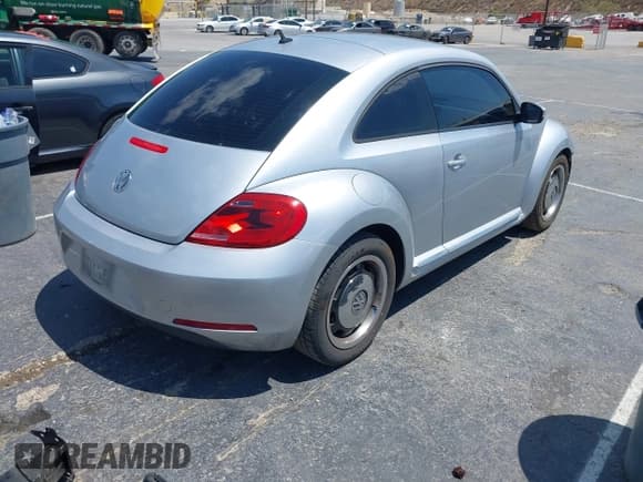 ✅ 2012 Volkswagen Beetle 2.5L PZEV • VIN: 3VWJP7AT2CM656877 • Lot: 42773694. Wystawiony na IAAI z przebiegiem 132 925 mil. Bezpłatny archiwum sprzedaży aukcyjnych z USA i szczegółowy raport historii pojazdu na DreamBid. Zdjęcie 4.