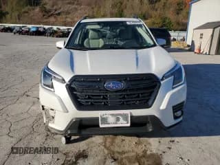✅ 2023 Subaru Forester Premium • VIN: JF2SKADC2PH422166 • Lot: 92408035. Wystawiony na Copart z przebiegiem 27 984 mil. Bezpłatny archiwum sprzedaży aukcyjnych z USA i szczegółowy raport historii pojazdu na DreamBid. Zdjęcie 5.