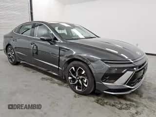 2025 Hyundai Sonata SEL with VIN KMHL64JA9SA479196, listed as a Copart auction lot 84302555 with 8,251 mi miles and Salvage title. Bid and sale history available at DreamBid. Image 4.