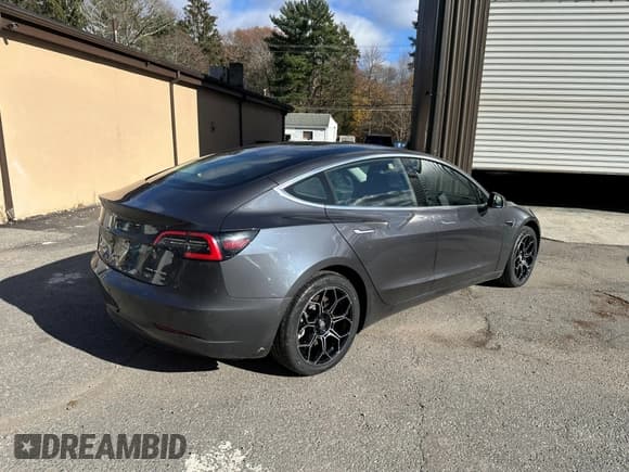 ✅ 2018 Tesla Model 3 Long Range Battery • VIN: 5YJ3E1EB1JF119497 • Lot: 43831953. Wystawiony na IAAI z przebiegiem 122 564 mil. Bezpłatny archiwum sprzedaży aukcyjnych z USA i szczegółowy raport historii pojazdu na DreamBid. Zdjęcie 4.