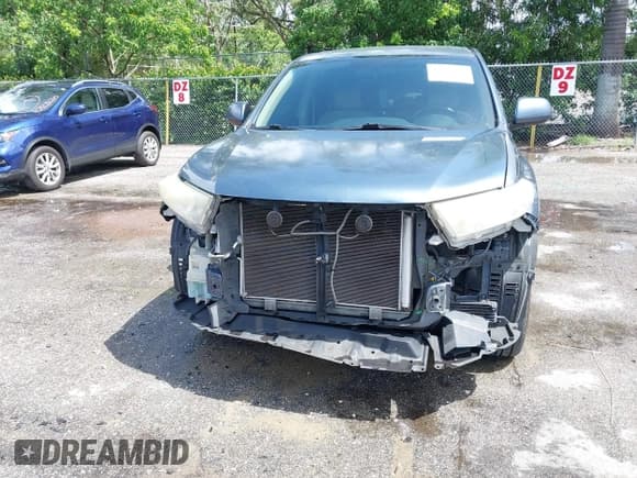 ✅ 2013 Toyota Highlander • VIN: 5TDZK3EH6DS102651 • Lot: 42828589. Listed on IAAI with 132,392 mi. Free auction sales archive from the USA and detailed vehicle history report at DreamBid. Image 6.