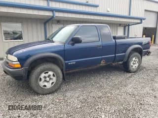 2002 Chevrolet S-10 LS with VIN 1GCCT19W328153946, listed as a Copart auction lot 55824525 with 241,992 mi miles and Salvage title. Bid and sale history available at DreamBid. Image 1.
