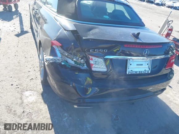 ✅ 2011 Mercedes-Benz E 550 • VIN: WDDKK7CF6BF088621 • Lot: 43837286. Listed on IAAI with 88,498 mi. Free auction sales archive from the USA and detailed vehicle history report at DreamBid. Image 6.