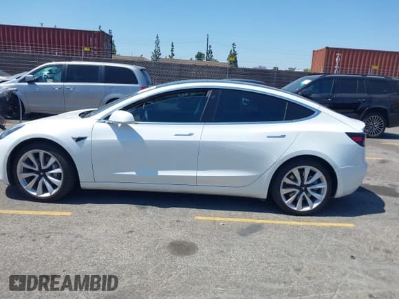 ✅ 2020 Tesla Model 3 Standard Range Plus • VIN: 5YJ3E1EAXLF806360 • Lot: 42386624. Wystawiony na IAAI z przebiegiem 69 916 mil. Bezpłatny archiwum sprzedaży aukcyjnych z USA i szczegółowy raport historii pojazdu na DreamBid. Zdjęcie 14.