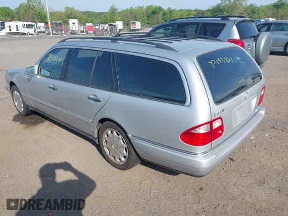 ✅ 1999 Mercedes-Benz E 320 • VIN: WDBJH82F9XX017330 • Lot: 42153871. Listed on IAAI with 247,771 mi. Free auction sales archive from the USA and detailed vehicle history report at DreamBid. Image 3.