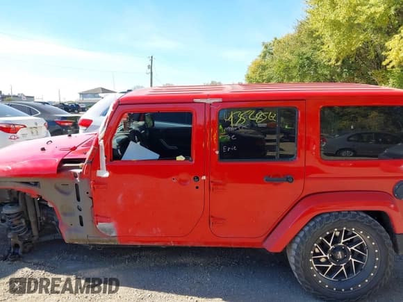 ✅ 2017 Jeep Wrangler Unlimited Sahara • VIN: 1C4HJWEG6HL518746 • Lot: 43528562. Wystawiony na IAAI z przebiegiem 124 601 mil. Bezpłatny archiwum sprzedaży aukcyjnych z USA i szczegółowy raport historii pojazdu na DreamBid. Zdjęcie 15.