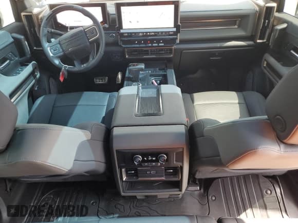 ✅ 2024 GMC Hummer EV 2X • VIN: 1GKB0NDE7RU110047 • Lot: 56966255. Wystawiony na Copart z przebiegiem 15 940 mil. Bezpłatny archiwum sprzedaży aukcyjnych z USA i szczegółowy raport historii pojazdu na DreamBid. Zdjęcie 8.