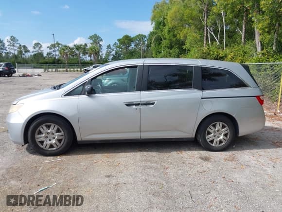 ✅ 2013 Honda Odyssey LX • VIN: 5FNRL5H2XDB001052 • Лот: 43789425. Опубликован ранее на IAAI с пробегом 160 173 миль. Бесплатный доступ к архиву аукционных продаж из США и подробный отчёт об истории автомобиля на DreamBid. Изображение 14.