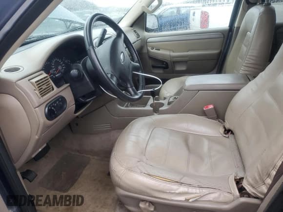 ✅ 2004 Ford Explorer XLT • VIN: 1FMZU73E64UC17896 • Lot: 89370965. Wystawiony na Copart z przebiegiem 225 655 mil. Bezpłatny archiwum sprzedaży aukcyjnych z USA i szczegółowy raport historii pojazdu na DreamBid. Zdjęcie 7.