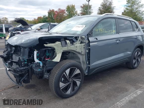 ✅ 2024 Volkswagen Taos SE • VIN: 3VVVX7B23RM110139 • Lot: 43402739. Wystawiony na IAAI z przebiegiem 8 629 mil. Bezpłatny archiwum sprzedaży aukcyjnych z USA i szczegółowy raport historii pojazdu na DreamBid. Zdjęcie 18.