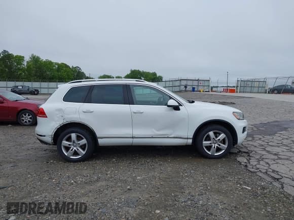 ✅ 2012 Volkswagen Touareg Sport • VIN: WVGEF9BP0CD006506 • Lot: 42355432. Wystawiony na IAAI z przebiegiem 175 346 mil. Bezpłatny archiwum sprzedaży aukcyjnych z USA i szczegółowy raport historii pojazdu na DreamBid. Zdjęcie 13.