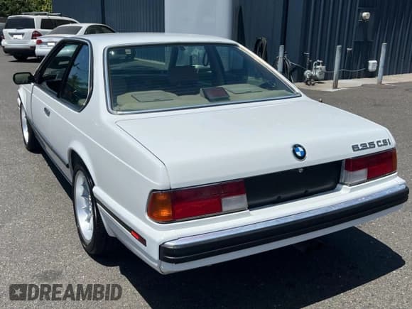 ✅ 1989 BMW 6 Series • VIN: WBAEC841XK3268986 • Lot: 86191995. Wystawiony na Copart z przebiegiem 105 424 mil. Bezpłatny archiwum sprzedaży aukcyjnych z USA i szczegółowy raport historii pojazdu na DreamBid. Zdjęcie 3.