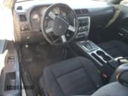 ✅ 2010 Dodge Challenger SE • VIN: 2B3CJ4DV0AH319453 • Lot: 85940654. Wystawiony na Copart z przebiegiem 239 518 mil. Bezpłatny archiwum sprzedaży aukcyjnych z USA i szczegółowy raport historii pojazdu na DreamBid. Zdjęcie 8.