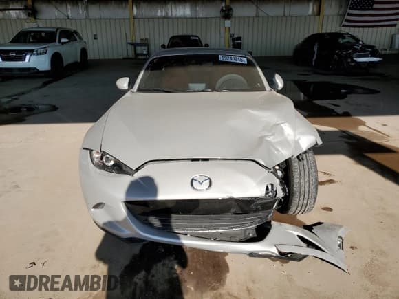 ✅ 2023 Mazda MX-5 Miata Grand Touring • VIN: JM1NDAM71P0557405 • Lot: 59240245. Wystawiony na Copart z przebiegiem 13 879 mil. Bezpłatny archiwum sprzedaży aukcyjnych z USA i szczegółowy raport historii pojazdu na DreamBid. Zdjęcie 5.