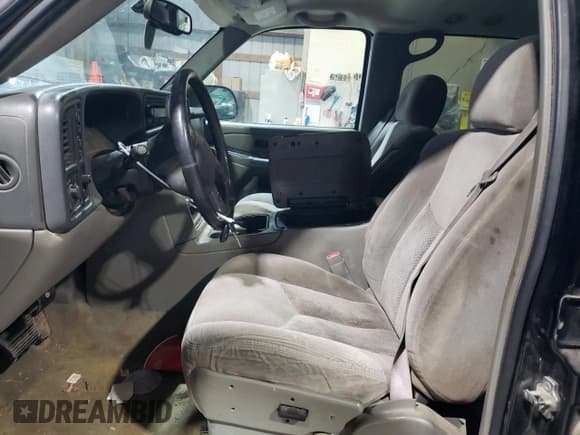 ✅ 2004 Chevrolet Suburban LS • VIN: 1GNFK16Z94J234595 • Лот: 46454795. Опубликован ранее на Copart с пробегом 270 810 миль. Бесплатный доступ к архиву аукционных продаж из США и подробный отчёт об истории автомобиля на DreamBid. Изображение 7.