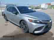 2021 Toyota Camry Hybrid SE z VIN 4T1G31AKXMU562641, wystawiony jako IAAI lot #42415712 z przebiegiem 71 085 mil mil oraz . Historia ofert i sprzedaży dostępna na DreamBid. Obrazek 1.
