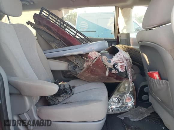 ✅ 2010 Kia Sedona LX • VIN: KNDMG4C38A6351487 • Lot: 81090945. Listed on Copart with 130,925 mi. Free auction sales archive from the USA and detailed vehicle history report at DreamBid. Image 11.