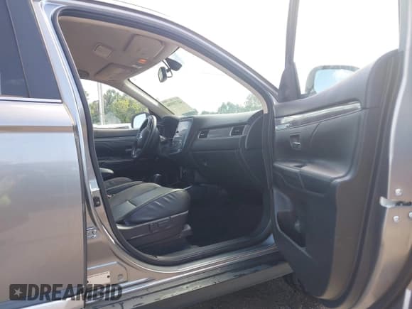 ✅ 2019 Mitsubishi Outlander SE • VIN: JA4AD3A35KZ018635 • Лот: 42720986. Опубликован ранее на IAAI с пробегом 126 772 миль. Бесплатный доступ к архиву аукционных продаж из США и подробный отчёт об истории автомобиля на DreamBid. Изображение 17.