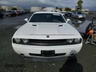 ✅ 2010 Dodge Challenger SE • VIN: 2B3CJ4DVXAH322540 • Lot: 48812875. Wystawiony na Copart z przebiegiem 164 208 mil. Bezpłatny archiwum sprzedaży aukcyjnych z USA i szczegółowy raport historii pojazdu na DreamBid. Zdjęcie 5.