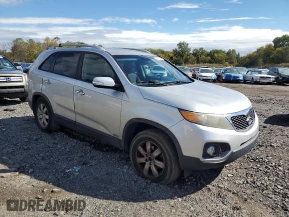 ✅ 2011 Kia Sorento LX • VIN: 5XYKTCA18BG113040 • Лот: 85011765. Опубликован ранее на Copart с пробегом 197 286 миль. Бесплатный доступ к архиву аукционных продаж из США и подробный отчёт об истории автомобиля на DreamBid. Изображение 4.