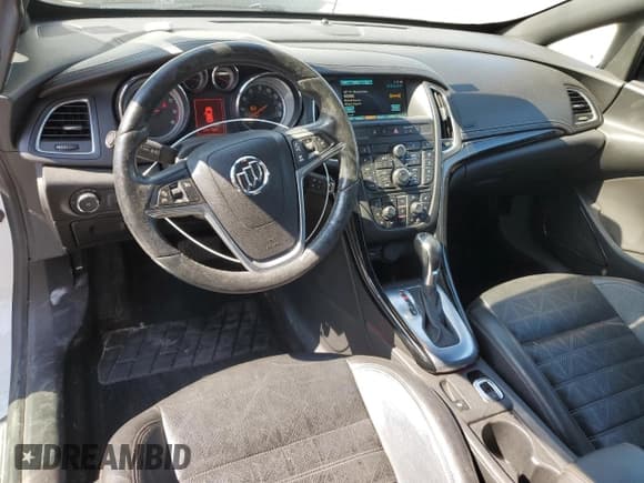 ✅ 2018 Buick Cascada Premium • VIN: W04WH3N58JG038331 • Lot: 71426824. Wystawiony na Copart z przebiegiem 98 328 mil. Bezpłatny archiwum sprzedaży aukcyjnych z USA i szczegółowy raport historii pojazdu na DreamBid. Zdjęcie 8.