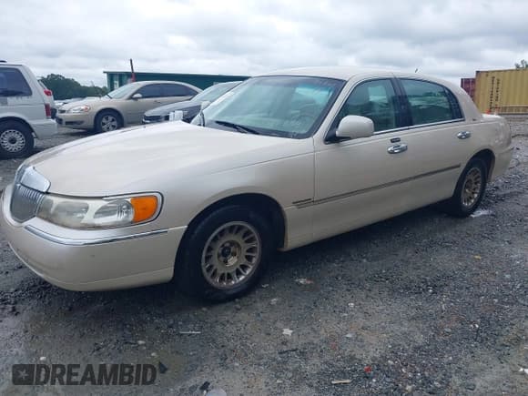 ✅ 2001 Lincoln Town Car Cartier • VIN: 1LNHM83W71Y629856 • Лот: 42821533. Опубликован ранее на IAAI с пробегом 163 204 миль. Бесплатный доступ к архиву аукционных продаж из США и подробный отчёт об истории автомобиля на DreamBid. Изображение 2.
