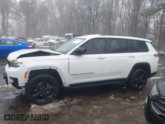 ✅ 2024 Jeep Grand Cherokee Altitude • VIN: 1C4RJKAG8R8556020 • Lot: 41556272. Listed on IAAI with 6,357 mi. Free auction sales archive from the USA and detailed vehicle history report at DreamBid. Image 14.