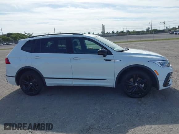 ✅ 2023 Volkswagen Tiguan SE R-Line Black • VIN: 3VVCB7AX0PM090710 • Lot: 41256904. Wystawiony na IAAI z przebiegiem 12 819 mil. Bezpłatny archiwum sprzedaży aukcyjnych z USA i szczegółowy raport historii pojazdu na DreamBid. Zdjęcie 13.