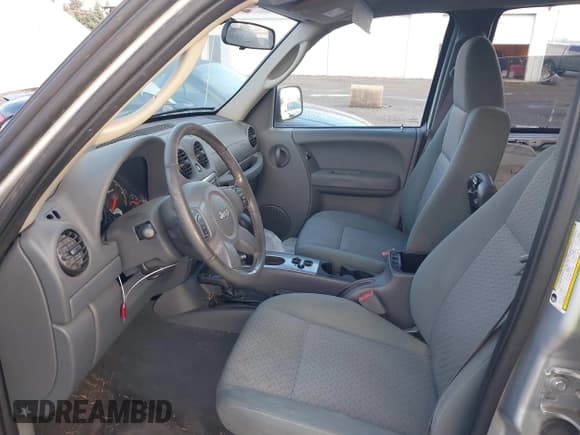 ✅ 2005 Jeep Liberty Renegade • VIN: 1J4GL38K55W525650 • Lot: 43723164. Listed on IAAI with 110,560 mi. Free auction sales archive from the USA and detailed vehicle history report at DreamBid. Image 5.