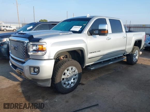 ✅ 2017 GMC Sierra 2500HD Denali • VIN: 1GT12UEY2HF192132 • Лот: 42094570. Опубликован ранее на IAAI с пробегом 119 361 миль. Бесплатный доступ к архиву аукционных продаж из США и подробный отчёт об истории автомобиля на DreamBid. Изображение 18.