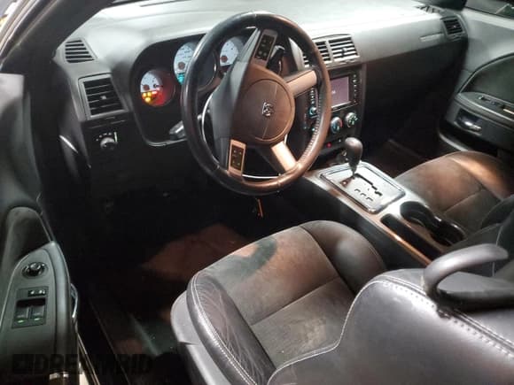 ✅ 2008 Dodge Challenger SRT-8 • VIN: 2B3LJ74W18H302861 • Lot: 82631424. Wystawiony na Copart z przebiegiem 86 743 mil. Bezpłatny archiwum sprzedaży aukcyjnych z USA i szczegółowy raport historii pojazdu na DreamBid. Zdjęcie 8.