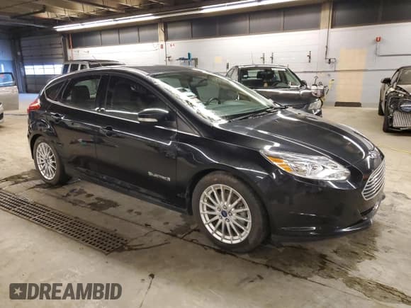 ✅ 2015 Ford Focus Electric • VIN: 1FADP3R45FL369759 • Lot: 87530055. Wystawiony na Copart z przebiegiem 15 890 mil. Bezpłatny archiwum sprzedaży aukcyjnych z USA i szczegółowy raport historii pojazdu na DreamBid. Zdjęcie 4.