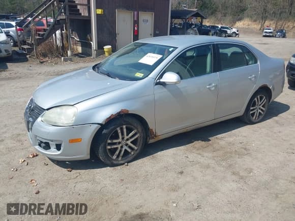 ✅ 2006 Volkswagen Jetta 2.5L • VIN: 3VWRF71K76M707615 • Lot: 42070579. Wystawiony na IAAI z przebiegiem 180 873 mil. Bezpłatny archiwum sprzedaży aukcyjnych z USA i szczegółowy raport historii pojazdu na DreamBid. Zdjęcie 2.