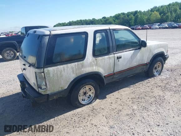 1994 Ford Explorer Eddie Bauer z VIN 1FMCU22X3RUC17762, wystawiony jako IAAI lot #42236548 z przebiegiem 99 597 mil mil oraz . Historia ofert i sprzedaży dostępna na DreamBid. Obrazek 4.