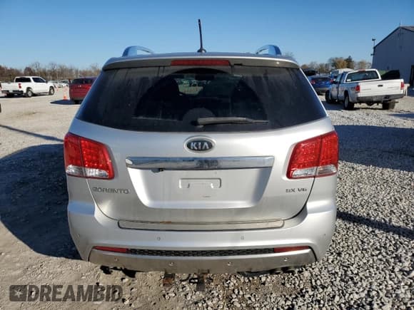 ✅ 2013 Kia Sorento SX • VIN: 5XYKW4A24DG334725 • Lot: 93202415. Wystawiony na Copart z przebiegiem 165 406 mil. Bezpłatny archiwum sprzedaży aukcyjnych z USA i szczegółowy raport historii pojazdu na DreamBid. Zdjęcie 6.