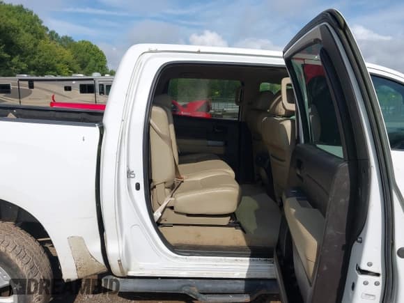 ✅ 2011 Toyota Tundra • VIN: 5TFDW5F11BX179365 • Лот: 42994175. Опубликован ранее на IAAI с пробегом 293 906 миль. Бесплатный доступ к архиву аукционных продаж из США и подробный отчёт об истории автомобиля на DreamBid. Изображение 8.