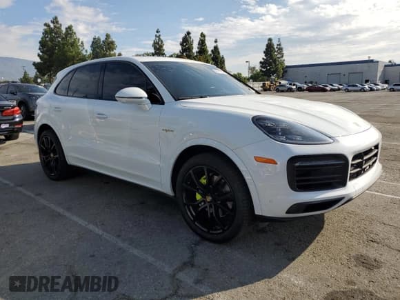 ✅ 2022 Porsche Cayenne E-Hybrid • VIN: WP1AE2AY5NDA26193 • Lot: 81417235. Wystawiony na Copart z przebiegiem 62 432 mil. Bezpłatny archiwum sprzedaży aukcyjnych z USA i szczegółowy raport historii pojazdu na DreamBid. Zdjęcie 4.