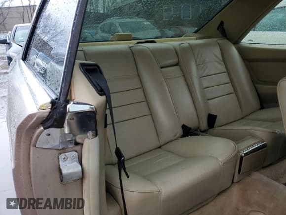 ✅ 1988 Mercedes-Benz 560 560SEC • VIN: WDBCA45D9JA411517 • Lot: 46978105. Wystawiony na Copart z przebiegiem 298 725 mil. Bezpłatny archiwum sprzedaży aukcyjnych z USA i szczegółowy raport historii pojazdu na DreamBid. Zdjęcie 10.