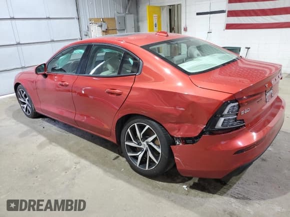 ✅ 2019 Volvo S60 Momentum • VIN: 7JRA22TK7KG015775 • Лот: 69816965. Опубликован ранее на Copart с пробегом 115 475 миль. Бесплатный доступ к архиву аукционных продаж из США и подробный отчёт об истории автомобиля на DreamBid. Изображение 2.
