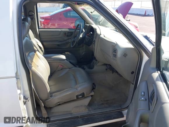 ✅ 1998 Chevrolet Blazer LS • VIN: 1GNDT13W3W2134200 • Lot: 43657607. Wystawiony na IAAI z przebiegiem Nie podano. Bezpłatny archiwum sprzedaży aukcyjnych z USA i szczegółowy raport historii pojazdu na DreamBid. Zdjęcie 5.