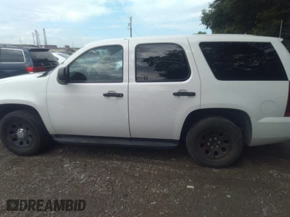 ✅ 2013 Chevrolet Tahoe Commercial • VIN: 1GNLC2E05DR351035 • Lot: 42641974. Wystawiony na IAAI z przebiegiem 265 608 mil. Bezpłatny archiwum sprzedaży aukcyjnych z USA i szczegółowy raport historii pojazdu na DreamBid. Zdjęcie 14.