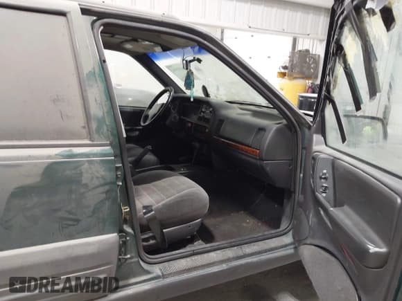 ✅ 1998 Jeep Grand Cherokee Laredo • VIN: 1J4GZ58S9WC212050 • Лот: 43608594. Опубликован ранее на IAAI с пробегом 109 048 миль. Бесплатный доступ к архиву аукционных продаж из США и подробный отчёт об истории автомобиля на DreamBid. Изображение 5.